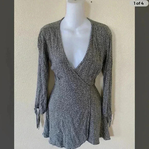 Abercrombie & Fitch Wrap Front Dress Ditsy Floral Green & White Ruffles Size XS - Picture 3 of 6